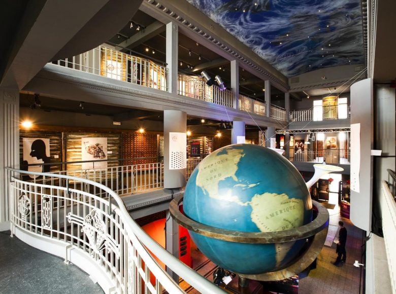 Vue intérieur du Mundaneum et de son globe