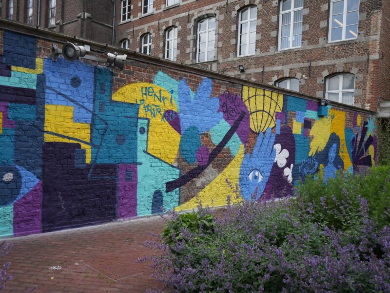 Fresque de Paul Ségard dans la cour du Mundaneum