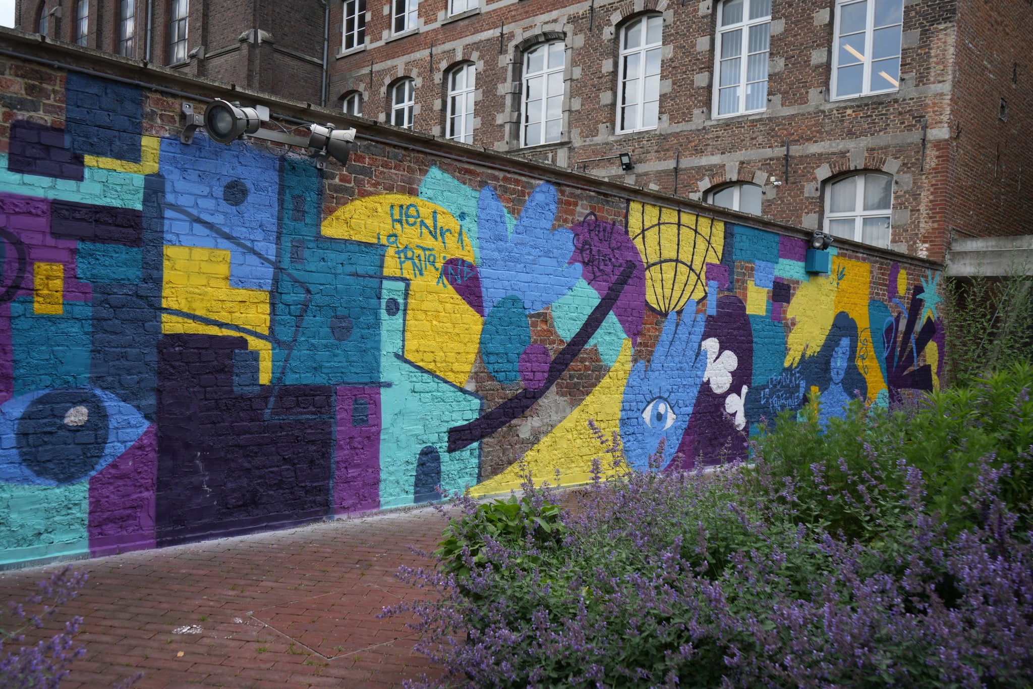 Fresque de Paul Ségard dans la cour du Mundaneum