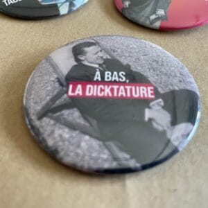 Badge - A bas, la dicktature