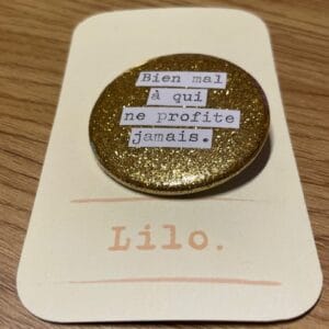 Badge - Bien mal à qui ne profite jamais