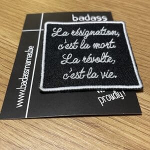 Broche - La résignation, c'est la mort. La révolte, c'est la vie!
